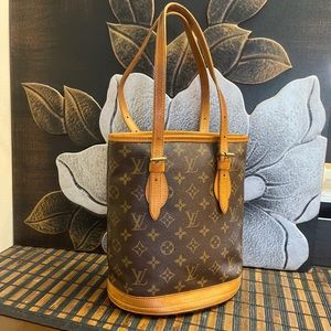 100% authentic Louis Vuitton bucket shoulder bag.